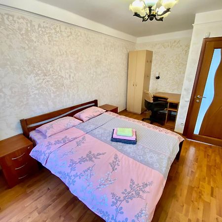 Квартира На Воскресенці, Поруч Метро Лівобережна, Інститут Серця, Мвц Kiev Luaran gambar
